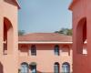 Las paredes de color melocotón animan Baia Villas por Jugal Mistri Architects