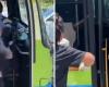 Pasajero empuja y golpea al conductor del autobús por supuesta disputa de tarifa, pelea captada por la cámara | Tendencias