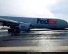 Avión de carga Boeing se estrella en la pista de Estambul después de que fallara su tren de aterrizaje